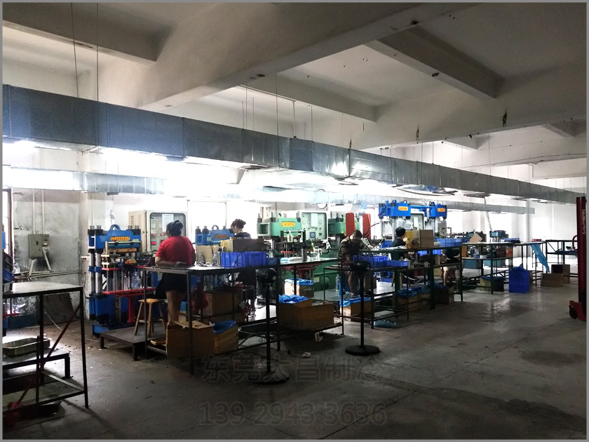 樟木頭吸盤廠車間降溫工程,環(huán)保空調(diào),車間降溫,大型空調(diào),廠房降溫,潤東方環(huán)?？照{(diào)
