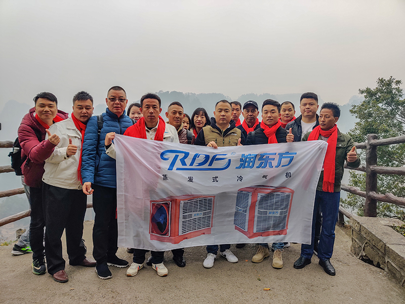潤(rùn)東方環(huán)?？照{(diào)團(tuán)隊(duì)袁家界合影.jpg